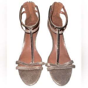 {EUC Vince Camuto Metallic Gold T-Strap Heel Sandals Size 10M}